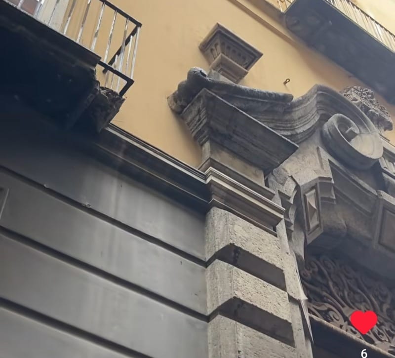 Immagine Instagram Pino De Stasio . Cadono calcinacci Palazzo Filomarino, Napoli.